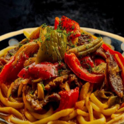 Lagmanas daržovių ir jautienos sultinyje